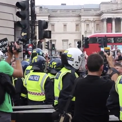 Extreemrechtse supporters Tommy Robinson jagen Londense politie op
