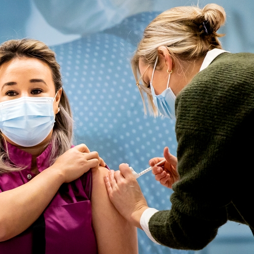 Eerste persoon in Nederland gevaccineerd tegen Covid-19
