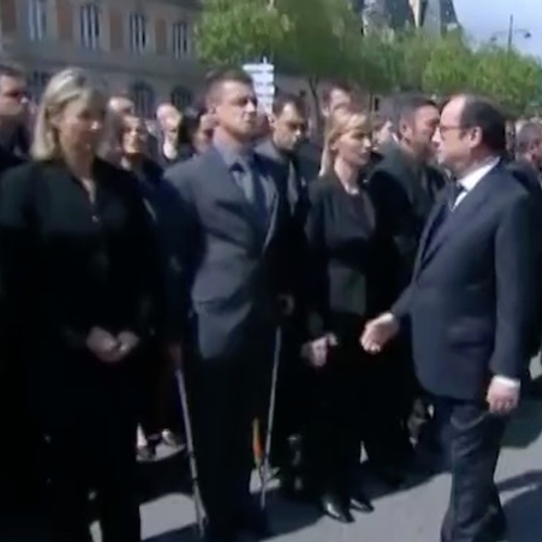 Agent weigert president Hollande hand te schudden bij herdenking terreurdaad