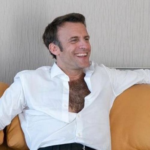 Jimmy Fallon brengt ode aan het weelderige borsthaar van president Macron