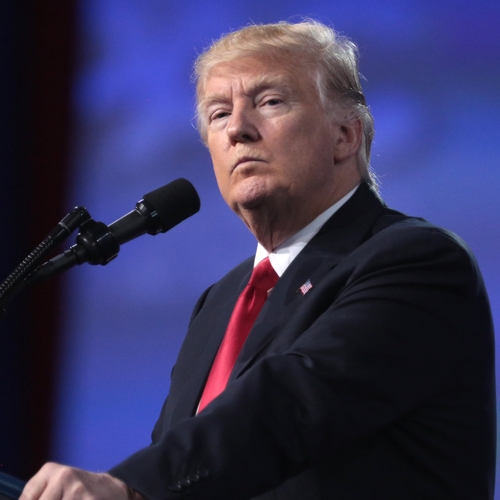 Afbeelding van Trump dreigt met juridische stappen na ongunstige poll, CNN antwoordt