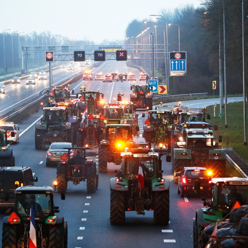 Afbeelding van Boze boeren uit Nederland durven niet met trekkers op Duitse snelweg