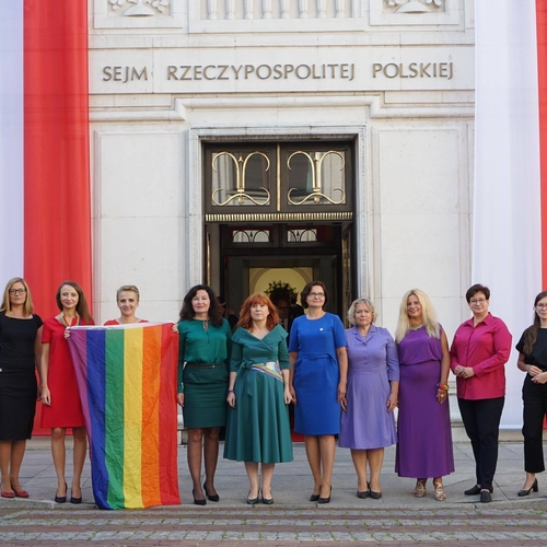 Poolse parlementariërs protesteren tegen homohatende president