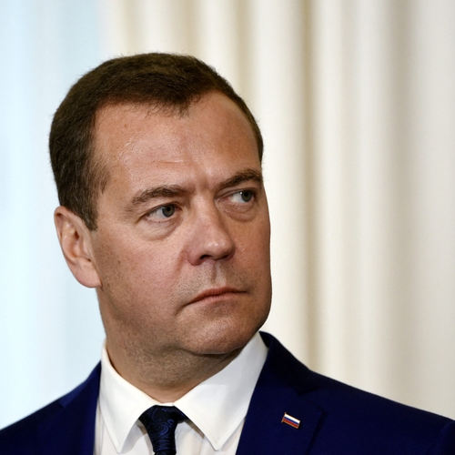 Oud-president van Rusland Medvedev slaat er weer op los