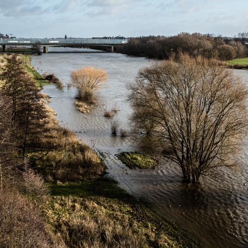 Overstromingsgevaar rivieren omdat het maar niet stopt met regenen