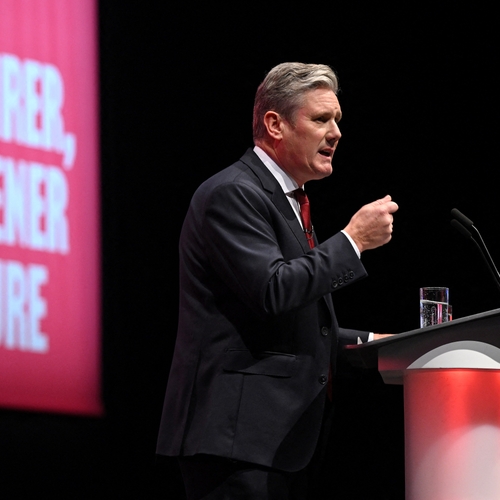 Afbeelding van Labour-leider Keir Starmer belooft Britse energiemarkt te nationaliseren 'voor eerlijke, groene toekomst'
