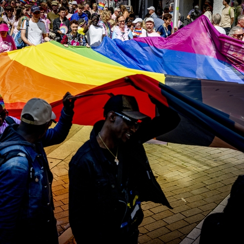 In brand steken regenboogvlag loopt bijna dodelijk af, maar Nederland blijft stil