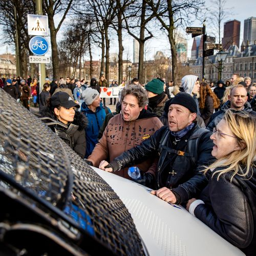 Afbeelding van Coronaprotest in Den Haag ontaardt in geweld tegen de politie