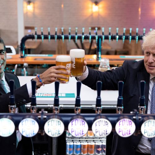 Afbeelding van Britse minister van Justitie stapt op om feestjes en leugens van premier Boris Johnson