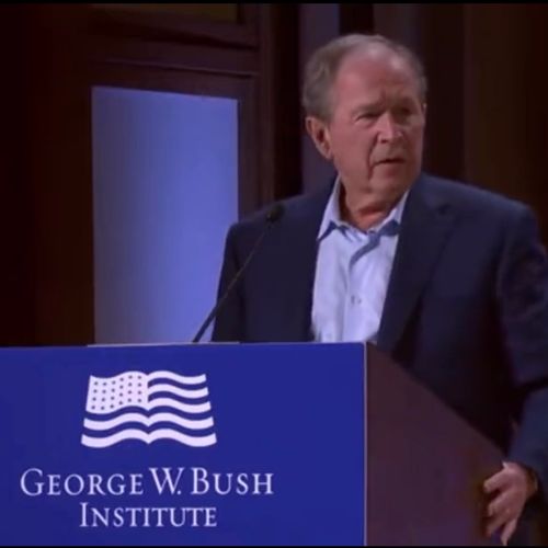 Afbeelding van Oud-president G.W. Bush begaat freudiaanse verspreking, noemt invasie Irak onrechtmatig in plaats van Oekraïne
