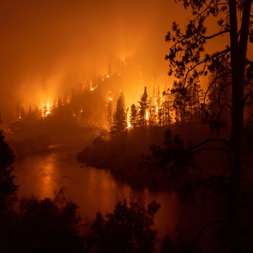Afbeelding van Klimaatcrisis bezorgt Californië grootste bosbrand van het jaar, vooralsnog onblusbaar