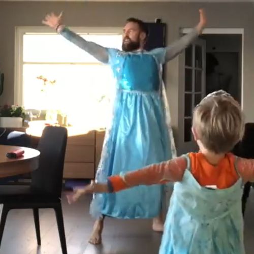 Afbeelding van Let it go: vader en zoon dansen in prinsessenjurken en het is geweldig