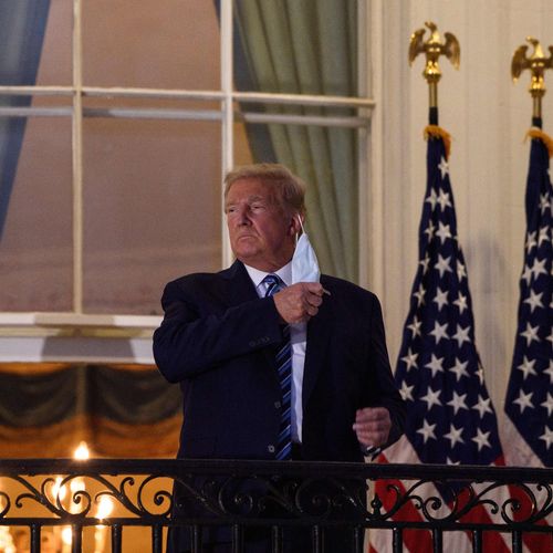 Afbeelding van Corona-ontkenner Trump hapt naar adem bij terugkeer in Witte Huis