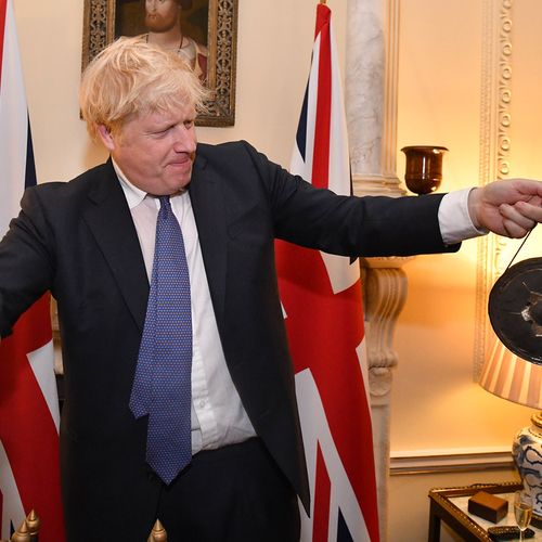 Afbeelding van Boris Johnson neemt wraak op BBC voor "anti-Brexit" verslaggeving