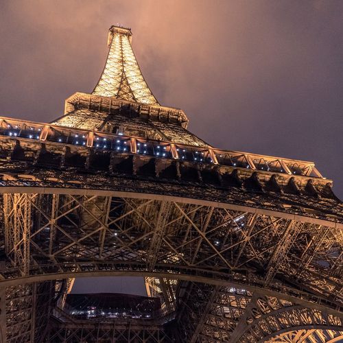 Afbeelding van Vrouwen aangeklaagd voor neersteken moslima’s bij Eiffeltoren