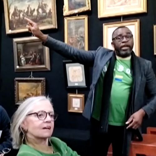 Afbeelding van Activisten verstoren veiling gestolen Afrikaanse kunst