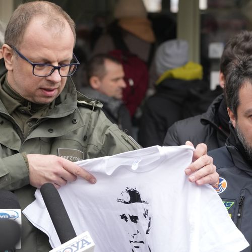 Afbeelding van Poolse burgemeester zet extreemrechtse Poetin-vriend Salvini in zijn hemd