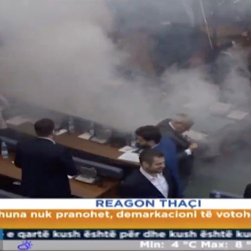 Afbeelding van Traangasgranaat in parlement Kosovo