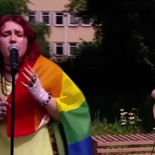 Afbeelding van Slowaakse zangeres wekt woede in homofoob Polen met LHBTI-steunactie