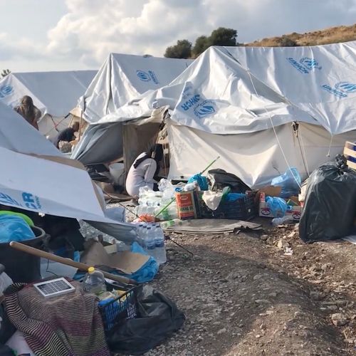 Afbeelding van Vluchtelingen kamp Lesbos mogen maximaal 3 uur per week naar buiten