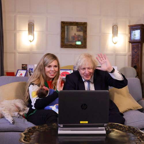 Afbeelding van Boris Johnson laat Oud & Nieuw-feesten doorgaan, medici bezorgd