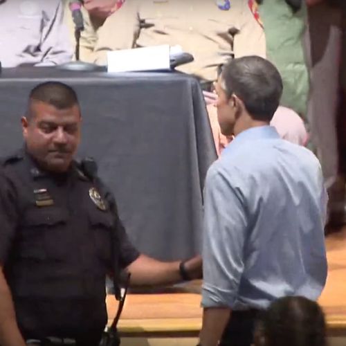 Afbeelding van Oud-presidentskandidaat Beto O'Rourke onderbreekt persconferentie massamoord Texas: 'Dit is jullie schuld'
