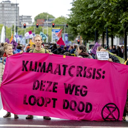 Afbeelding van Politie Rotterdam pakt tientallen actievoerders Extinction Rebellion op