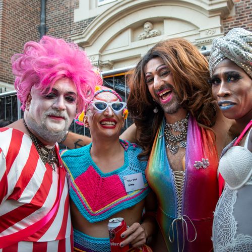 Afbeelding van Uber-chauffeurs in Amsterdam weigeren drag queens tijdens Pride