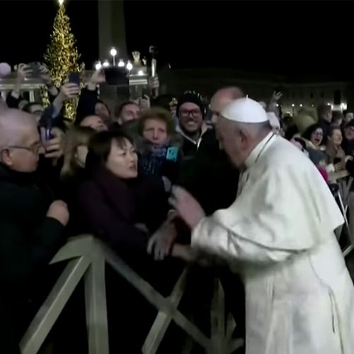 Afbeelding van Boze paus slaat vrouw op haar hand