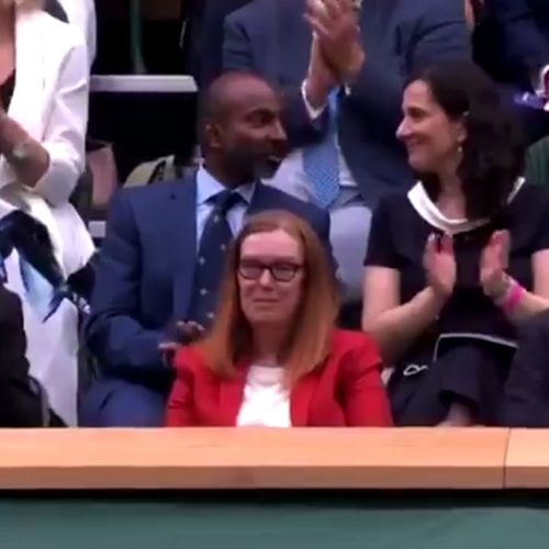 Afbeelding van Staande ovatie op Wimbledon voor bedenker Oxford-vaccin