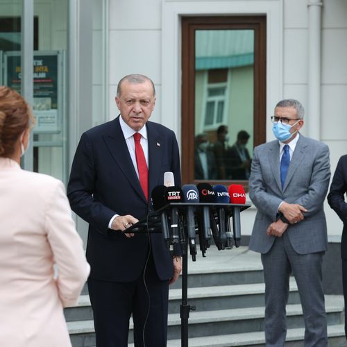 Afbeelding van Erdogan jaagt op mensen die aandacht vragen voor branden