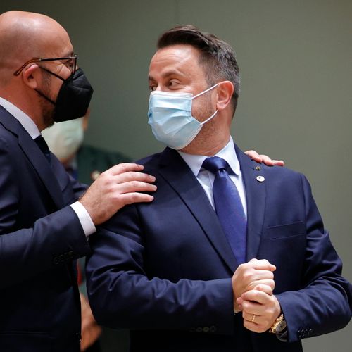 Afbeelding van Premier van Luxemburg in ziekenhuis wegens coronabesmetting ondanks vaccinatie