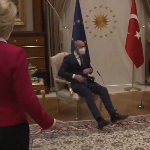Afbeelding van Geen man, dan geen stoel: Ursula von der Leyen moet blijven staan van Erdogan