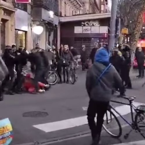 Afbeelding van Franse ordetroepen mishandelen senioren, protesterende gehandicapte