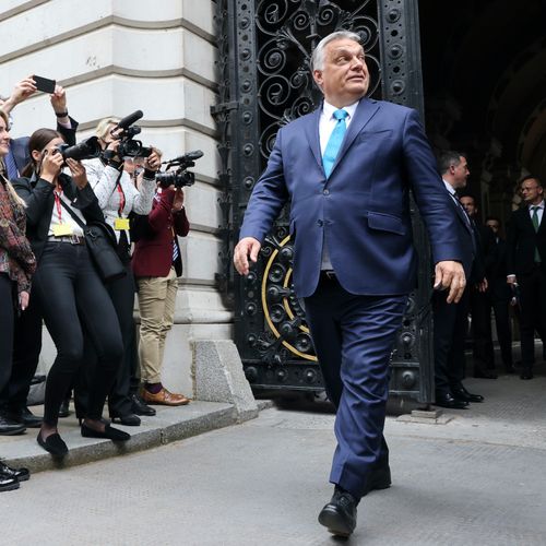 Afbeelding van Orbán zet het favoriete wapen van demagogen in