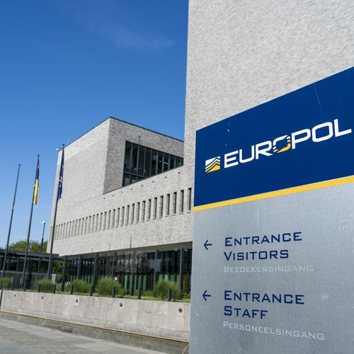 Afbeelding van Europol bezorgd over Nederlandse coronaprotesten, terreurgroepen gebruiken nepnieuws om steun te werven