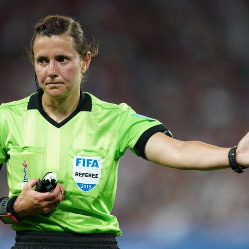 Afbeelding van FIFA krabbelt 21ste eeuw in: wedstrijd Andorra - Engeland volledig geleid door vrouwen
