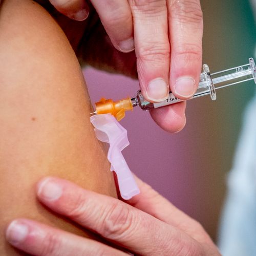 Afbeelding van Singapore stopt met vaccineren na raadselachtige sterfgevallen