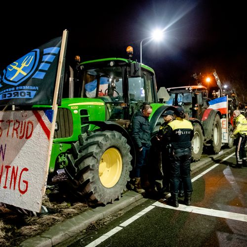 Afbeelding van Boze boeren rijden toch over snelweg, bord met NSB-verwijzing