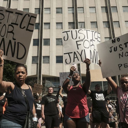 Afbeelding van Zwarte man door zestig politiekogels doorzeefd, politie noemt het 'zelfverdediging'