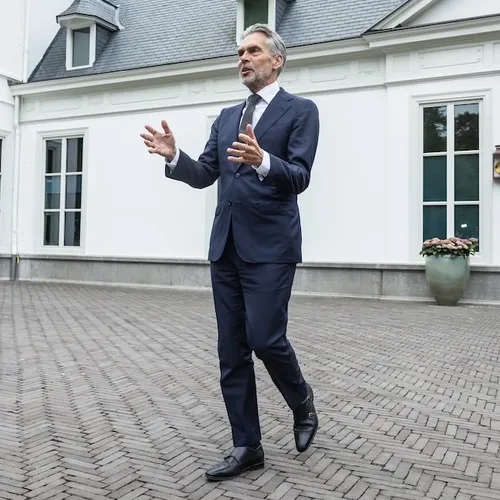 Een tijdelijk zakenkabinet is de laatste strohalm bij deze falende politiek