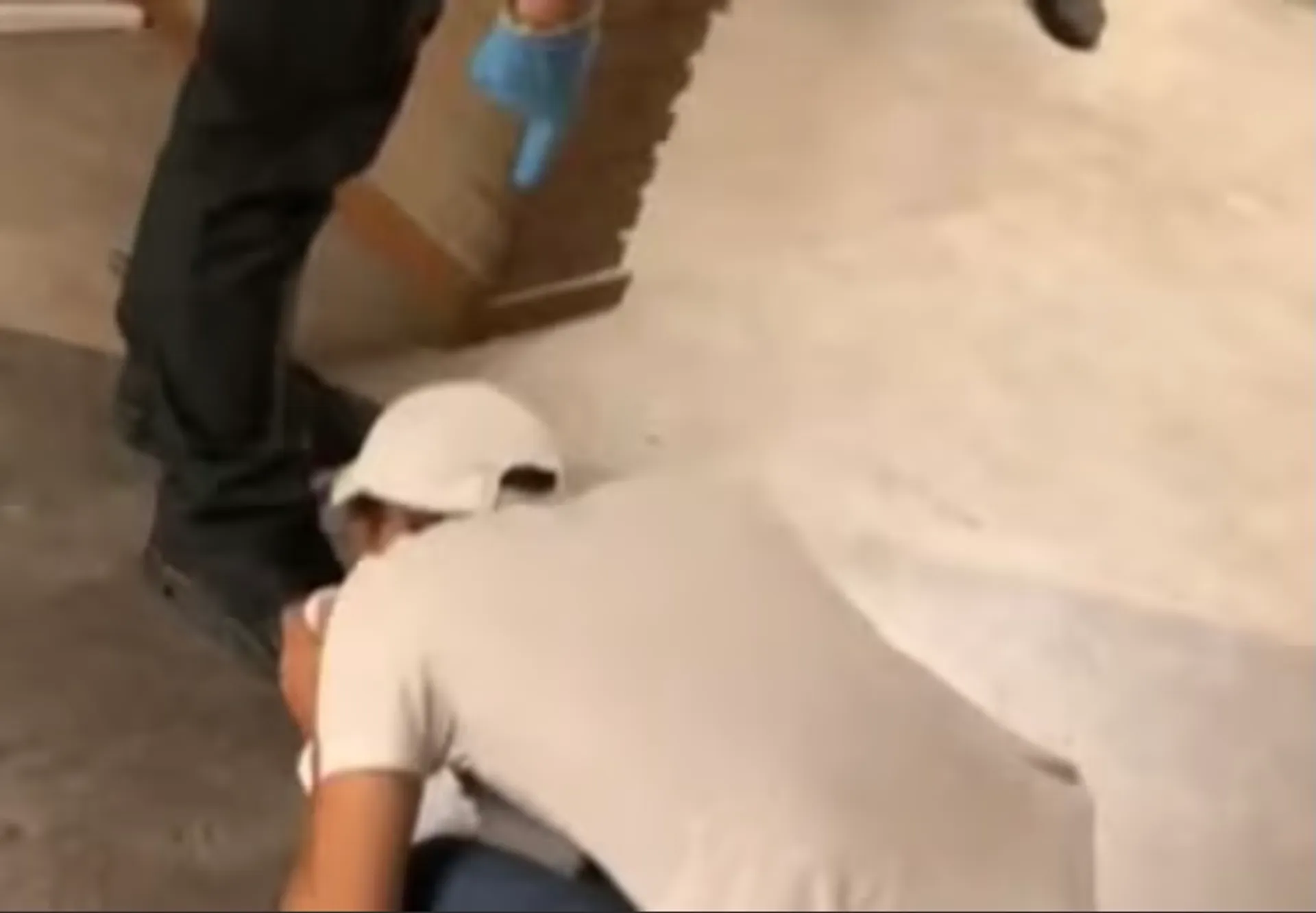 Afbeelding van Dit is Nederland: beveiliger dwingt vluchteling om zijn schoenen te kussen