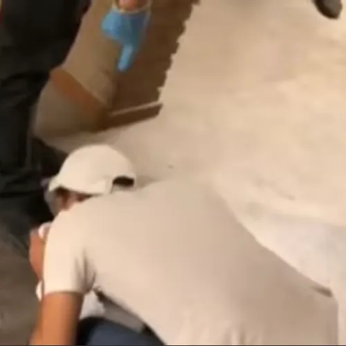 Dit is Nederland: beveiliger dwingt vluchteling om zijn schoenen te kussen